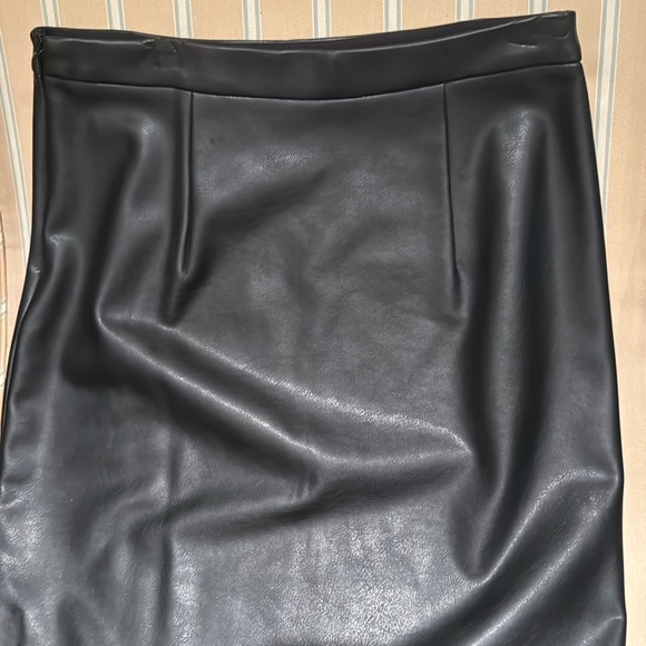 BLACK BANANA REPUBLIC FAUX LEATHER PENCIL SKIRT IN BLACK SIZE US 4 - Picture 9 of 15